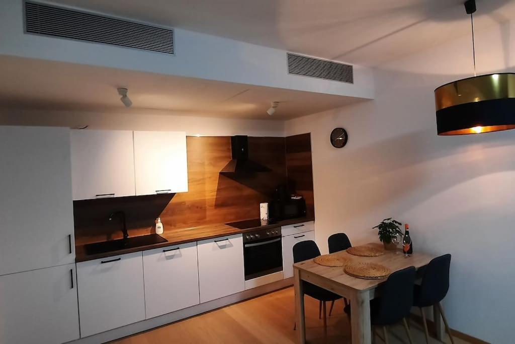 Sky-Park Flat&Parking Lägenhet Bratislava Exteriör bild